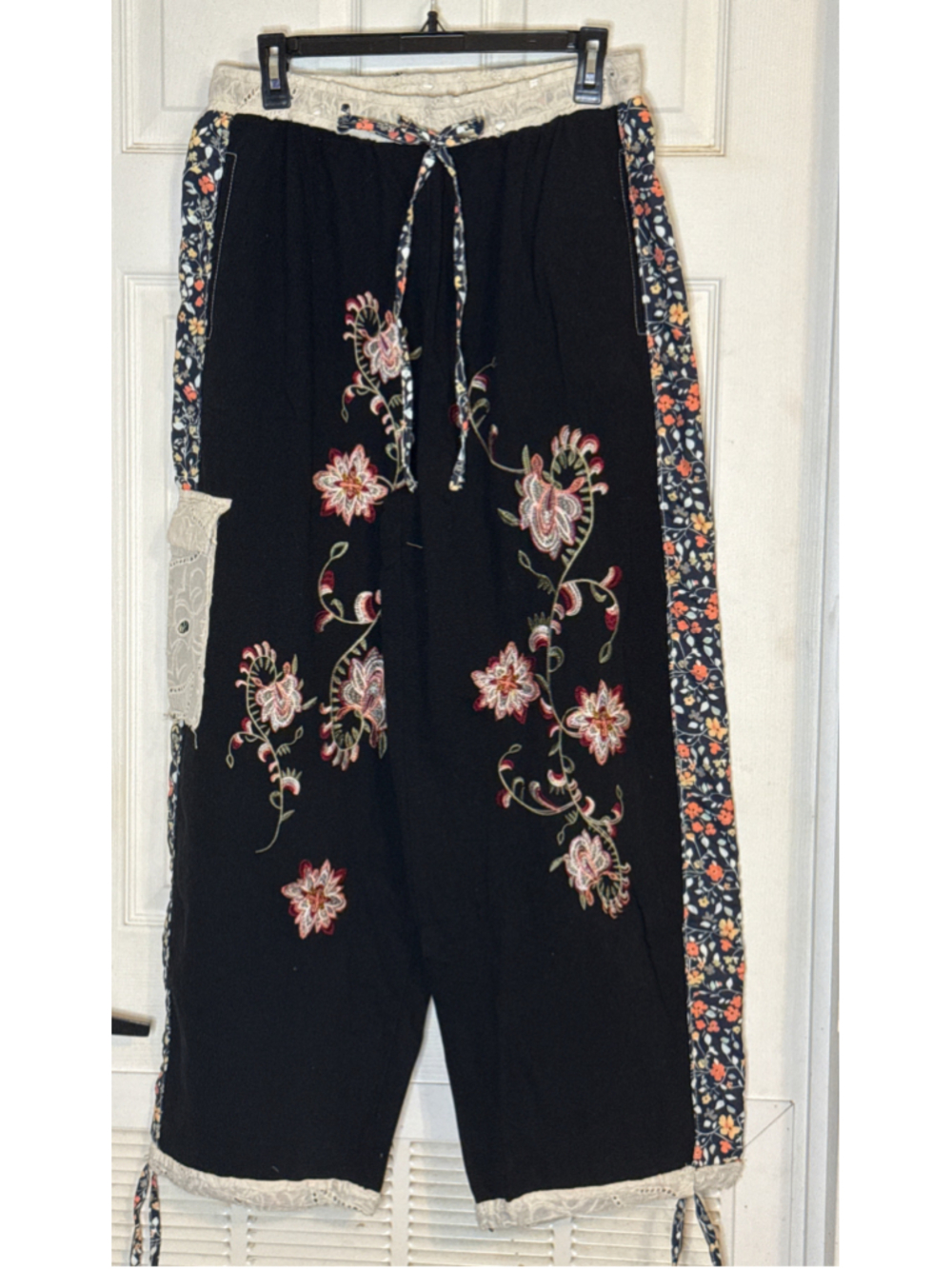 POL Black Floral Embroidered Lace Trim Pants Size M - Picture 2 of 7